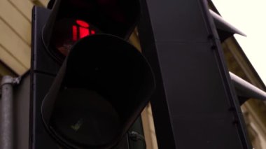 Büyük şehrin kavşağındaki trafik ışıklarının kapatılması, caddedeki yayaların hareketinin düzenlenmesi, yoldaki insanların güvenli şekilde taşınması. Trafik ekipmanlarıyla trafik kontrolü..