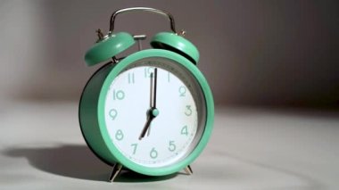 Eski klasik bir turkuaz alarmın sabahın yedisinde çaldığı yakın plan. Çalar saat çalıyor, uyanma zamanı, eski metal saat, klasik görünüş. Eski tarz, eski tarz..
