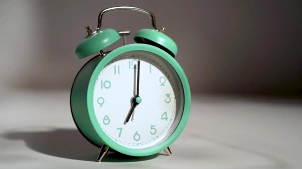朝7時に鳴る古典的なターコイズ警報時計のクローズアップ アラームクロックリング 目を覚ます時間 古い金属製の時計 古典的な外観 レトロ ヴィンテージスタイル — ストック動画