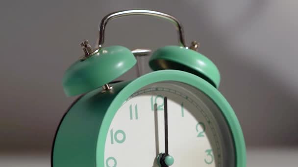 在早上七点钟的时候 一个老式的蓝绿色闹钟的特写响了 闹钟响了 该起床了 老式金属手表 经典的外观 复古风格 — 图库视频影像