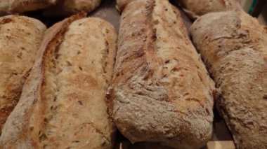 Fransız hamur işleri üreten küçük bir fırın. Fırıncı fırından taze pişmiş sıcak ekmeği çıkarır. Fırın ürünleri üretimi. Geleneksel Fransız ekmeği..
