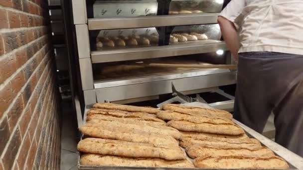 Mini Panadería Artesanal Que Produce Pasteles Franceses Panadero Saca Pan — Vídeos de Stock