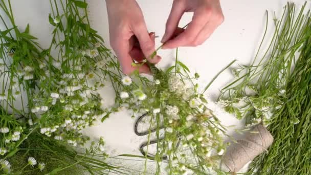 Floristic Master Class Για Την Ύφανση Στεφάνι Λουλούδι Για Γιορτή — Αρχείο Βίντεο