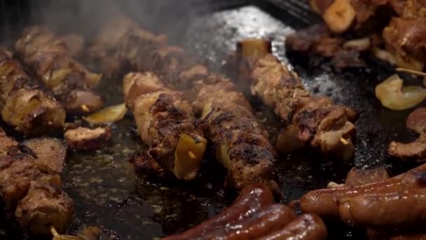 Nahaufnahme Vom Kochen Von Kebab Fleisch Würstchen Und Steak Auf — Stockvideo