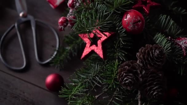 Feestelijke Video Van Het Maken Van Kerstkransen Met Eigen Handen — Stockvideo