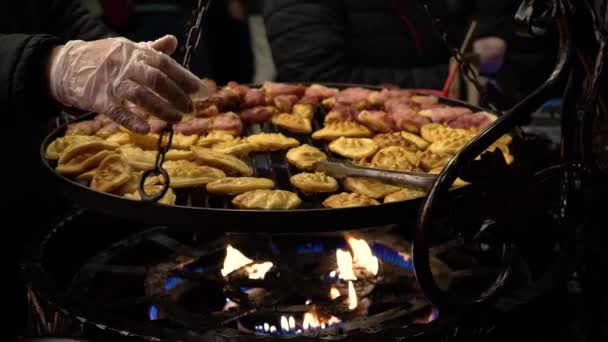 Традиційна Польська Вулична Їжа Смажений Овечий Сир Місцевому Ярмарку Напередодні — стокове відео