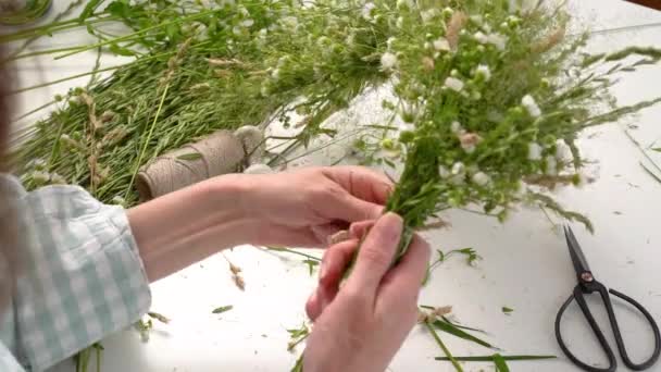 Classe Maître Floristique Sur Tissage Couronnes Fleurs Pour Fête Ivan — Video