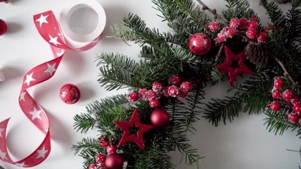 Vídeo Festivo Grinalda Natal Fazendo Com Suas Próprias Mãos Decoração — Vídeo de Stock