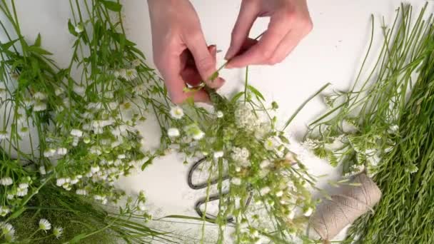 Kelas Master Floristik Pada Karangan Bunga Tenun Untuk Pesta Ivan — Stok Video