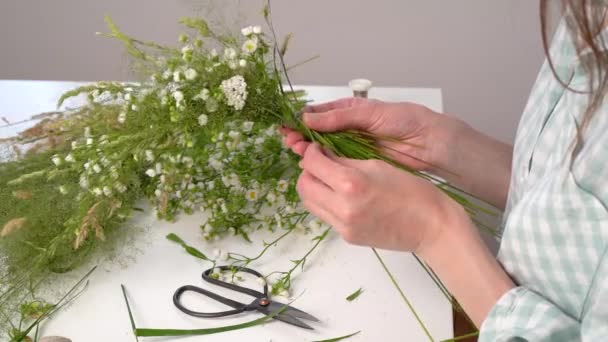 Floristische Masterclass Weven Bloemenkrans Voor Feest Van Ivan Kupala Vrouw — Stockvideo