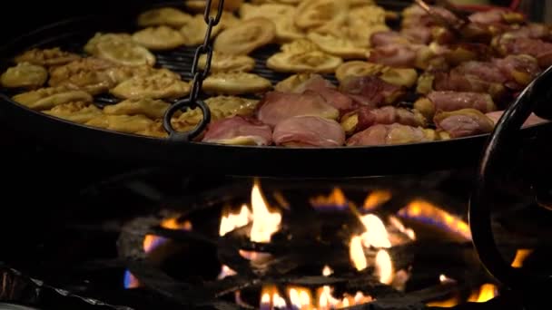 Традиційна Польська Вулична Їжа Смажений Овечий Сир Місцевому Ярмарку Напередодні — стокове відео