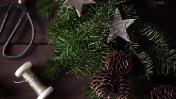 Feestelijke Video Van Het Maken Van Kerstkransen Met Eigen Handen — Stockvideo
