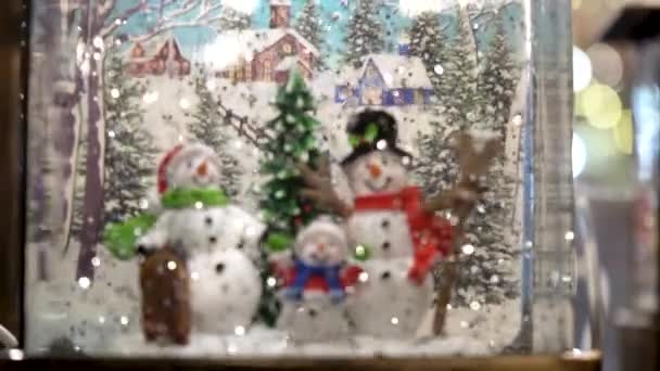 Närbild Jul Glas Snö Glob Med Familj Snögubbar Och Fallande — Stockvideo