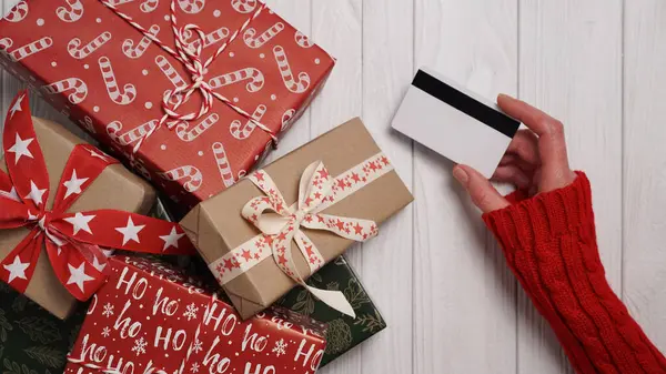 신용카드와 상자를 스웨터를 여성들의 위에서 크리스마스와 온라인 신용카드 온라인으로 스톡 이미지