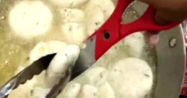 Kızaran sirki kıtır kıtır ve kızarmış sonuçlar için kes. Cireng Endonezya sokak yiyeceğidir.