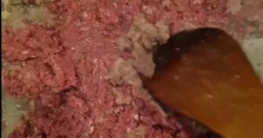 Illustration of stirring minced meat cooked on a large skillet and giving off a juicy and delicious aroma