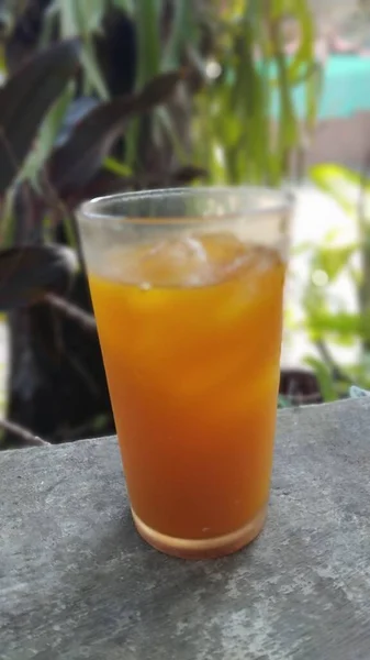 Istekt Apelsinjuice Ett Glas Ett Träbord Trädgården Ett Glas Örtdryck — Stockfoto