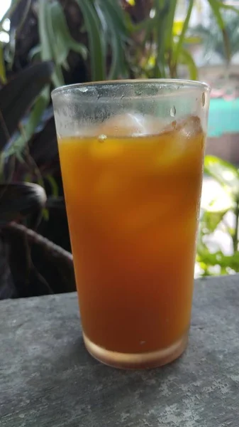Тропический Травяной Напиток Пластиковой Бутылке Деревянном Столе Jamu Kunyit Luntas — стоковое фото