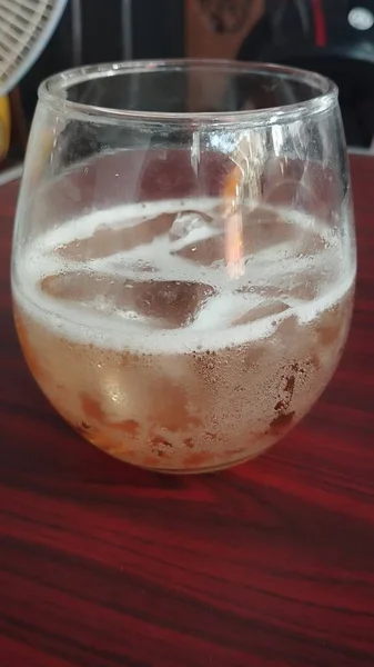 木のテーブルの上にグラスでビール クローズアップ — ストック写真