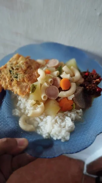 Ένα Πιάτο Ρύζι Έρχεται Μια Σούπα Λαχανικών Μακαρόνια Συνδυασμό Πιάτα — Φωτογραφία Αρχείου