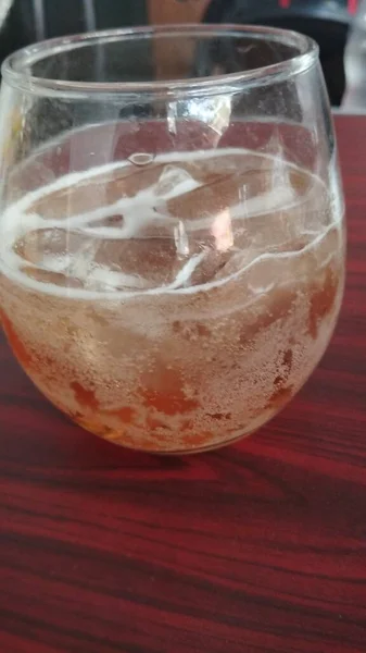 木のテーブルの上にグラスでビール クローズアップ — ストック写真