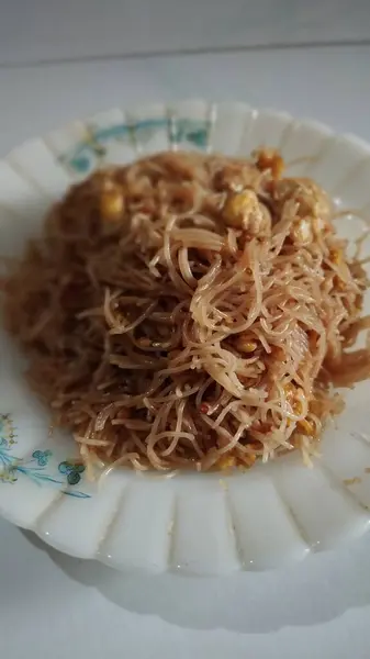 Comida Indonésia Vermicelli Frito Molho Soja Com Molho Amendoim Uma — Fotografia de Stock