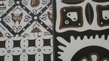 Kumaş ipeği desenli, kahverengi ve beyaz daireler çiziyor. Doku, arka plan, desen. Kumaş, geometrik şekiller desenli siyah ve beyazdır..