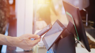 Kapat adam ödeme için QR kodunu taramak için cep telefonu kullanıyor