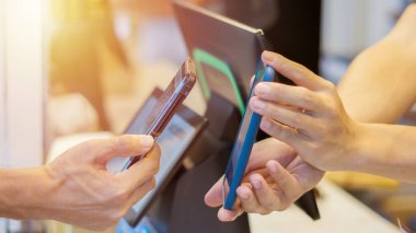 Kapat adam ödeme için QR kodunu taramak için cep telefonu kullanıyor