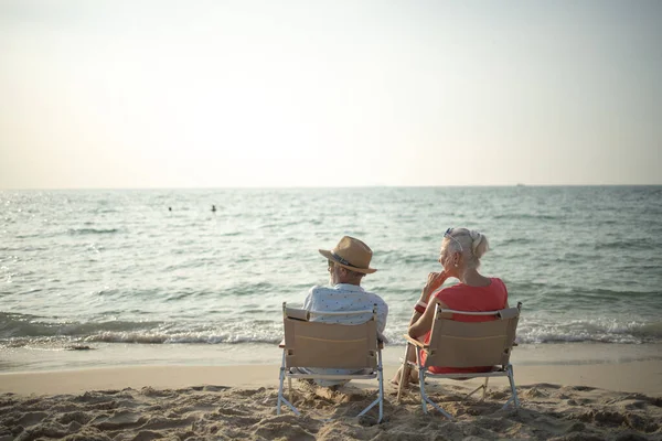 Двоє Літніх Чоловіків Жінок Сидять Кріслі Пляжі Розмовляючи Спостерігаючи Сонцем — стокове фото