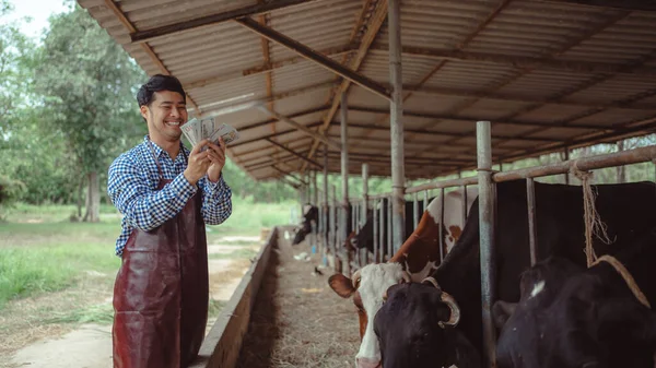 Agricultores Sorridentes Felizes Obtêm Renda Fazenda Laticínios Indústria Agrícola Agricultura — Fotografia de Stock