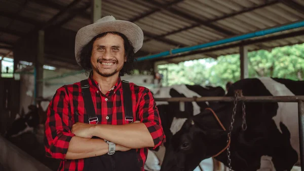 Lächelnde Und Glückliche Bauern Auf Dem Milchhof Landwirtschaft Konzept Landwirtschaft — Stockfoto