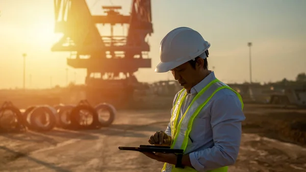 Asian Engineer Hardhat Using Tablet Computer Inspecting Working Construction Site — Stock Photo, Image