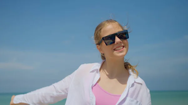 Las Mujeres Jóvenes Juegan Mar Sus Vacaciones Verano Sonríen Son — Foto de Stock