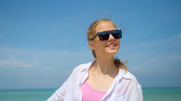 Las Mujeres Jóvenes Juegan Mar Sus Vacaciones Verano Sonríen Son — Foto de Stock