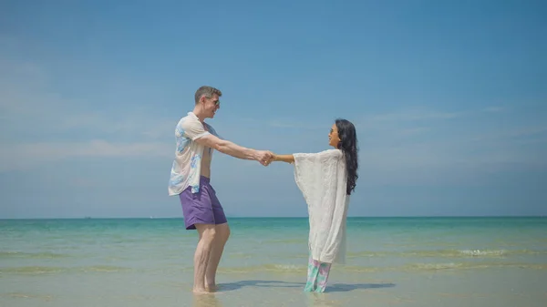 Пара Тримає Руки Гуляє Вздовж Пляжу Літніх Канікулах Вони Посміхаються — стокове фото