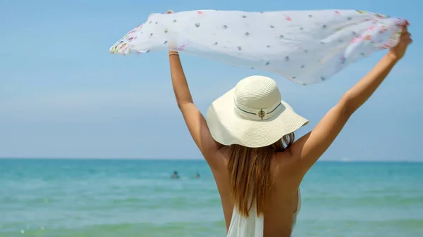 Mujeres Jóvenes Sosteniendo Bufandas Playa Mar Las Vacaciones Verano Sonríen — Foto de Stock