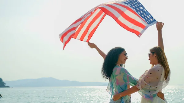 Junge Frauen Halten Sommerurlaub Amerikanische Flaggen Strand Und Meer Und — Stockfoto
