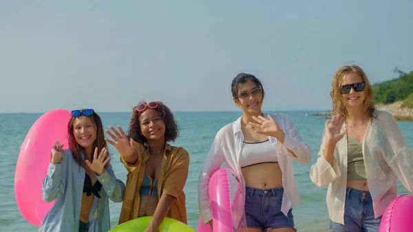 Grupa Nastolatek Biegnie Bawi Się Plaży Podczas Wakacji Uśmiechając Się — Zdjęcie stockowe
