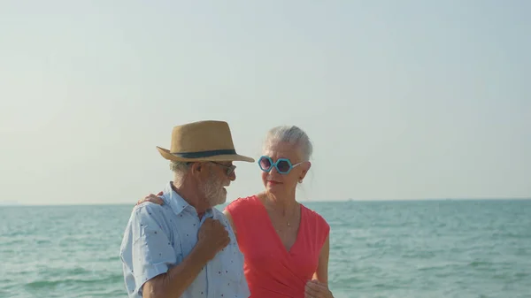Elderly Couple Hugs Shoulders Beach Summer Vacation Smile Enjoy Vacation — Stock Photo, Image