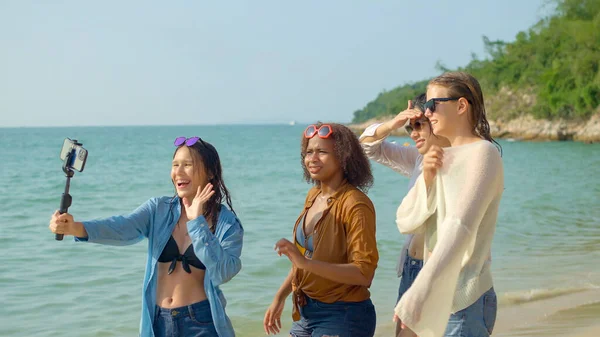 Skupina Mladých Žen Pomocí Mobilních Telefonů Aby Selfies Pláži Jejich — Stock fotografie
