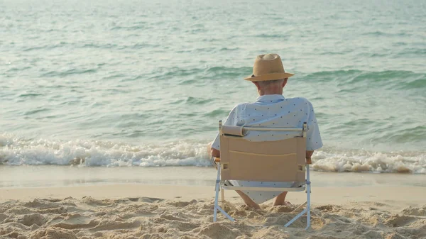Homens Idosos Sentam Praia Assistindo Sol Mar Suas Férias Verão — Fotografia de Stock