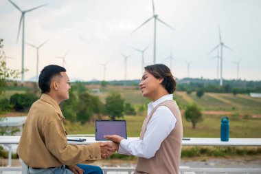 İki LGBTQ arkadaşı tablet üzerinde çalışmalarını sunmak için bir toplantıda oturuyorlar.