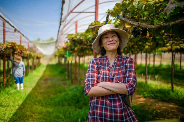 Vineyard Woman Smiling Happy Standing Her Arms Crossed Farm — Stock Photo, Image