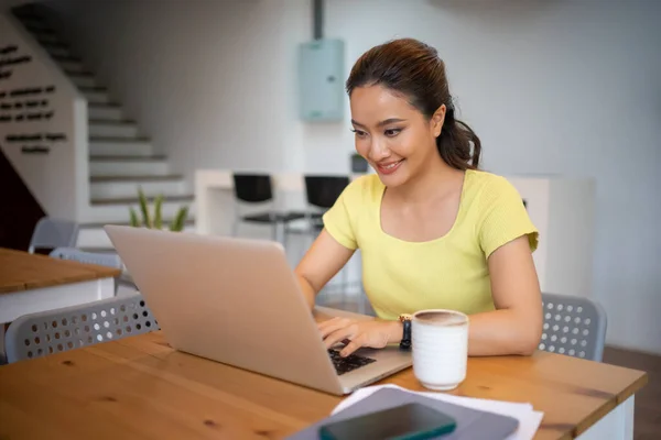 Mulher Sentada Trabalhando Com Laptop Café Mulher Freelance Trabalhando Fora — Fotografia de Stock