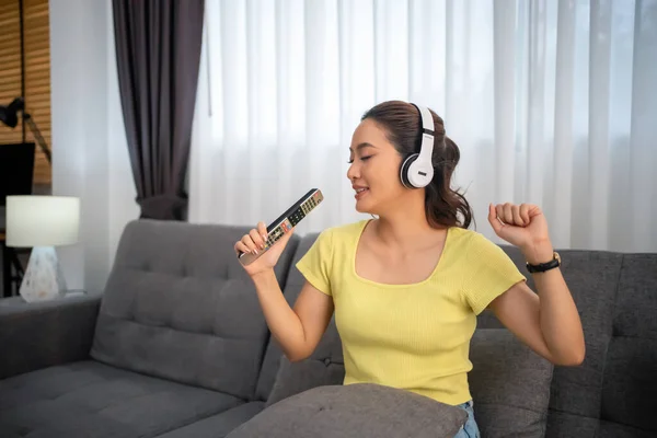 헤드폰을 음악을 집에서 행복하게 노래하는 — 스톡 사진