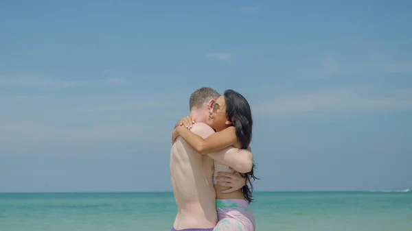 Пара Обіймає Цілує Пляжі Літніх Канікулах Вони Посміхаються Щасливі Відпустці — стокове фото