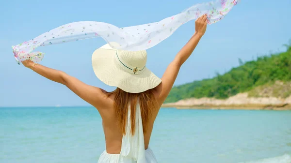 Junge Frauen Mit Schals Strand Und Meer Sommerurlaub Und Sie — Stockfoto