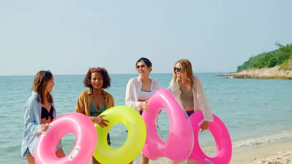 Eine Gruppe Teenager Mädchen Läuft Und Spielt Strand Für Ihren — Stockfoto