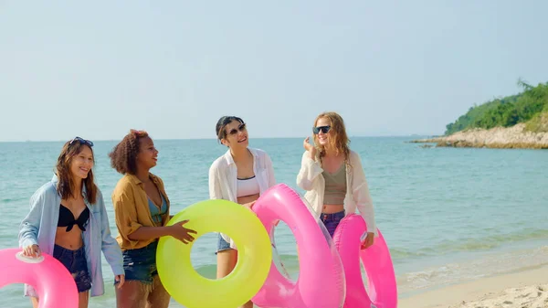 Group Teenage Girls Run Play Beach Summer Vacation Smile Enjoy — Stock Photo, Image